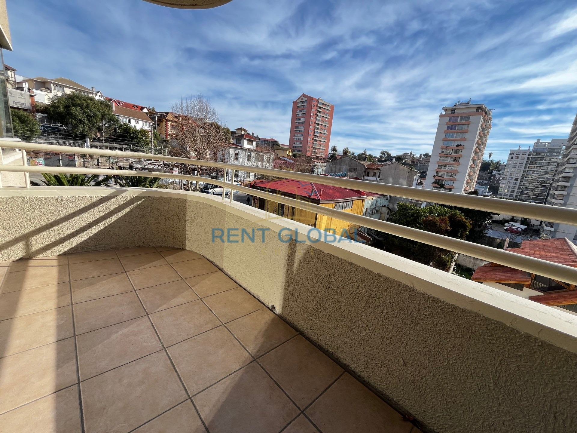 Amplio y soleado depto 4 dormitorios zona residencial centro - Miniatura 2